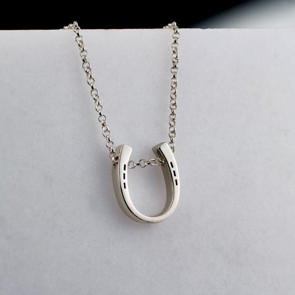 Classique - Equestrian Horseshoe Necklace in Silver - URBANPICK FASHION