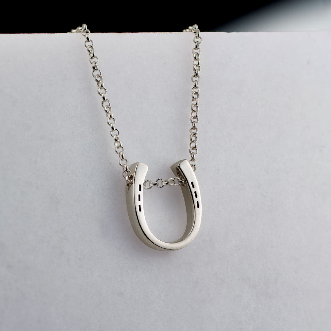 Classique - Equestrian Horseshoe Necklace in Silver - URBANPICK FASHION