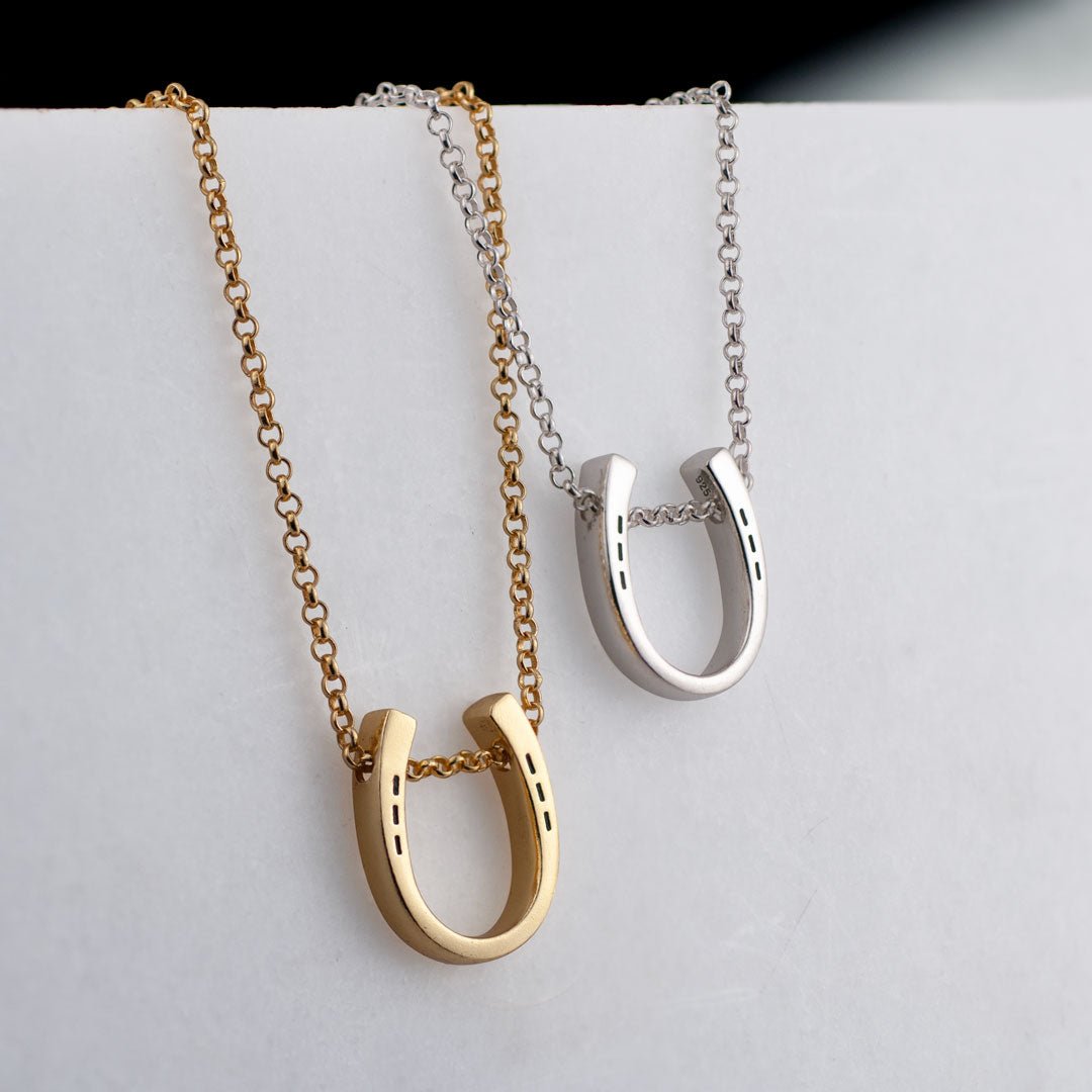 Classique - Equestrian Horseshoe Necklace in Silver - URBANPICK FASHION